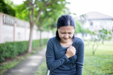 Príznaky hrudnej osteochondrózy môžu byť podobné príznakom srdcového infarktu